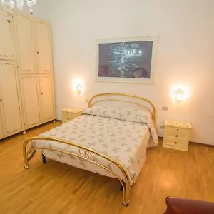 ca-simonne.hotelslidodijesolo.com/